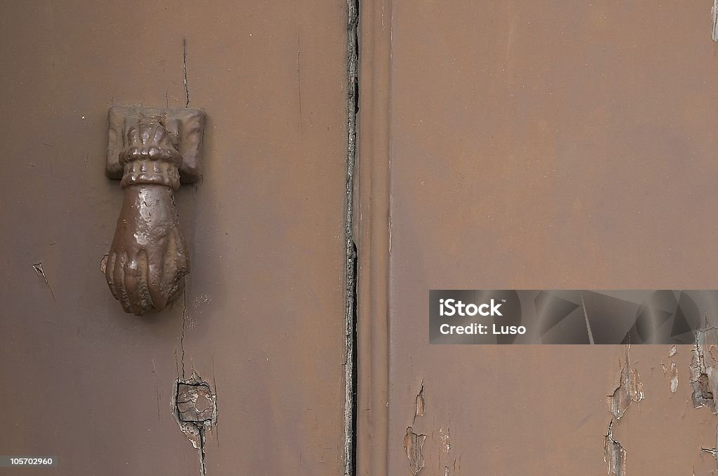 旧ドア」の手を nock - つながりのロイヤリティフリーストックフォト