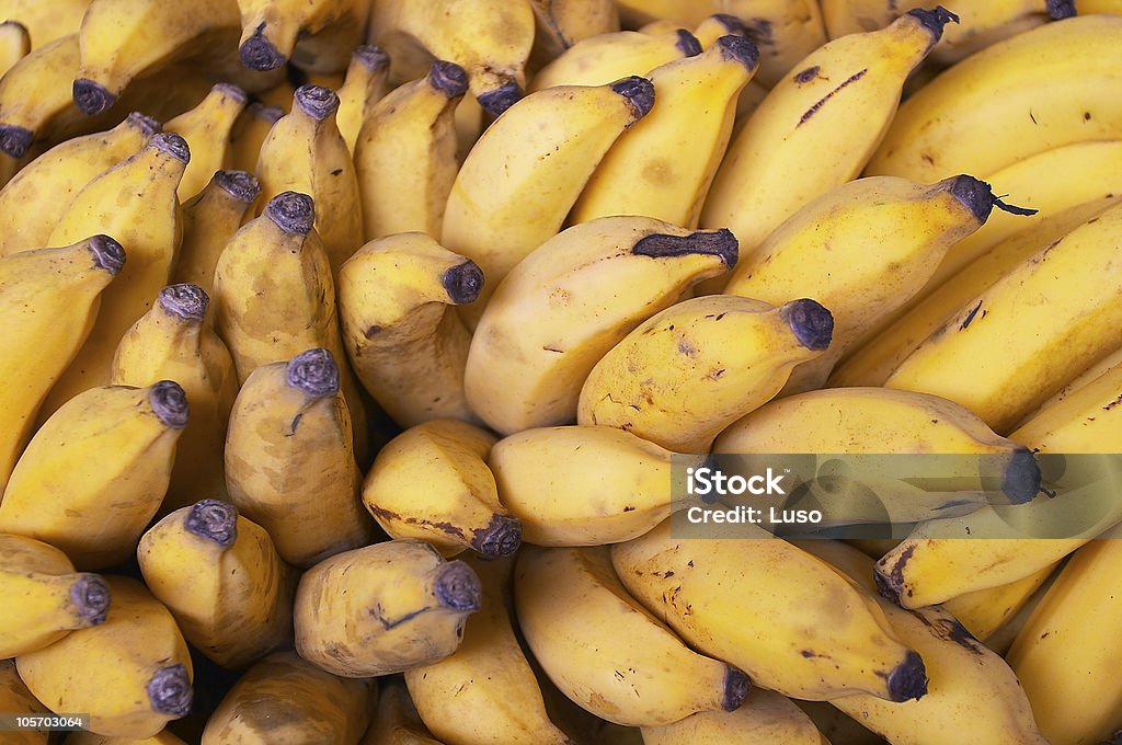Racimo de plátanos en el mercado - Foto de stock de Alimento libre de derechos
