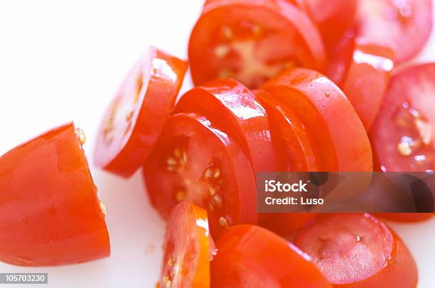 Tomates En Rodajas En La Cocina Foto de stock y más banco de imágenes de Alimento - Alimento, Color - Tipo de imagen, Cortado