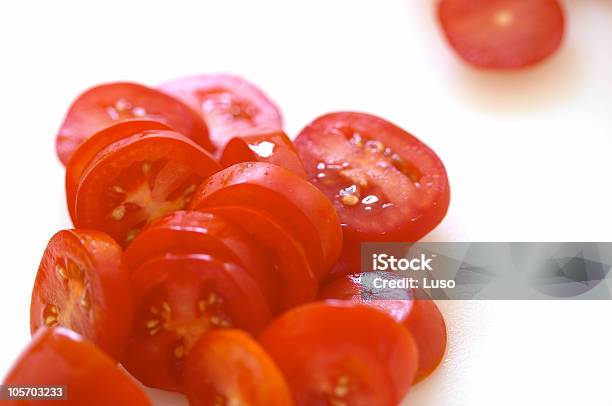Photo libre de droit de Tranches De Tomates Dans La Cuisine banque d'images et plus d'images libres de droit de Aliment - Aliment, Aliment cru, Aliment en portion