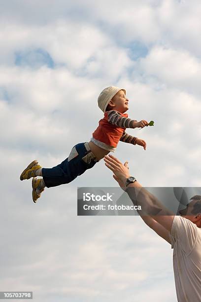 Pai E Filho Jogando - Fotografias de stock e mais imagens de Apanhar - Atividade Física - Apanhar - Atividade Física, Filho, Homens