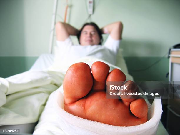 悪い日 - 脚の骨折のストックフォトや画像を多数ご用意 - 脚の骨折, ベッド, 病院
