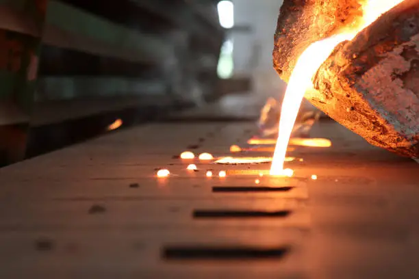 Iron molten metal pouring in sand mold ; green sand process