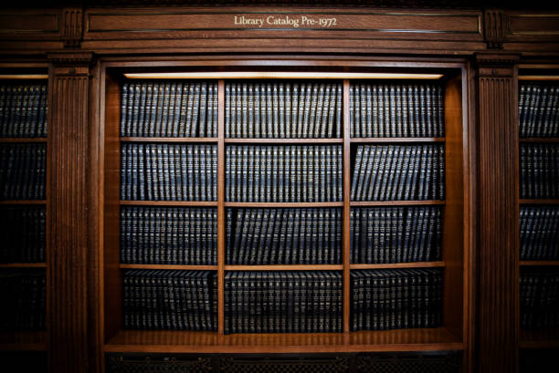 millones de libros en la biblioteca pública de nueva york - new york city new york public library indoors bookshelf fotografías e imágenes de stock
