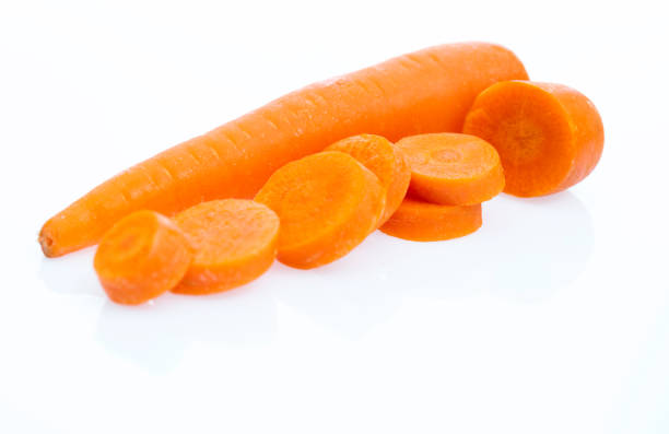 karotten scheiben auf weißem hintergrund - carrot isolated white carotene stock-fotos und bilder
