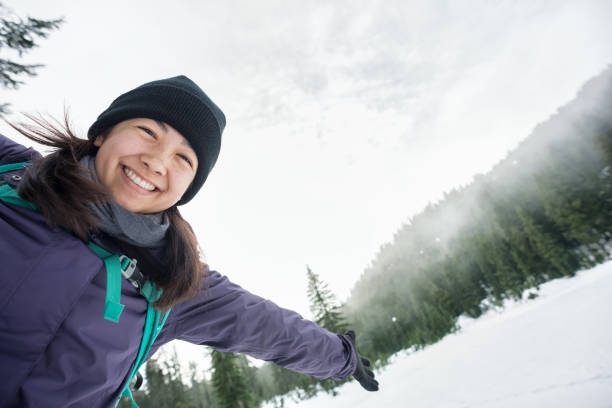 solo junge frau backpacker winterwanderung entlang zugefrorenen see genießen - wildnisgebiets name stock-fotos und bilder