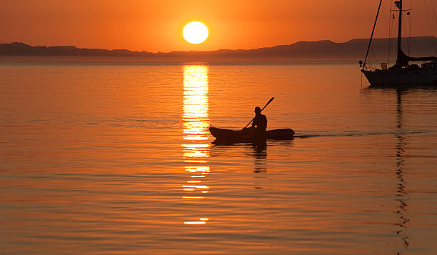 kajak fahren im sea of cortez - solitude remote sailboat horizontal stock-fotos und bilder