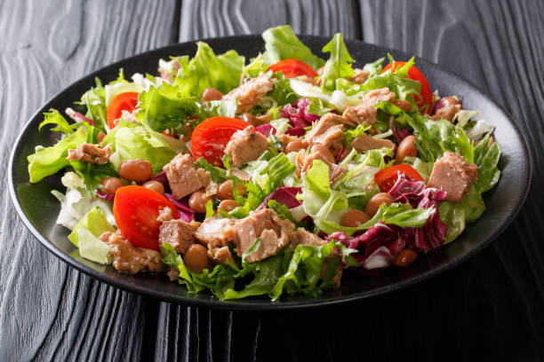 mediterraner salat mit thunfisch, borlotti-bohnen, cherry-tomaten, kopfsalat nahaufnahme. horizontale - close up green plate salad stock-fotos und bilder