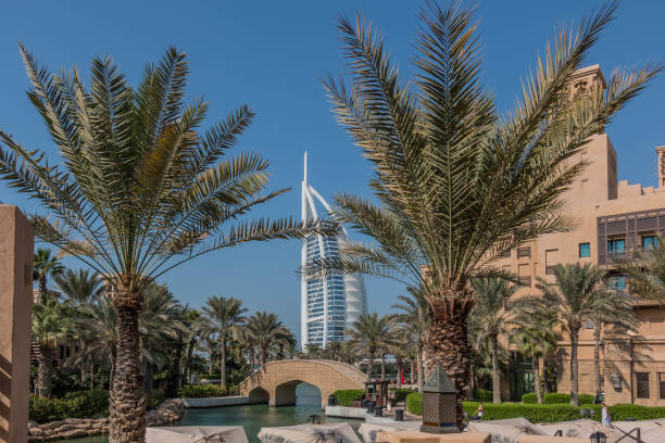 incrível vista do burj al arab, hotel de sete estrelas, uma vista do souk madinat jumeirah, residencial e empresarial arranha-céus, dubai, emirados árabes unidos - jumeirah beach hotel - fotografias e filmes do acervo