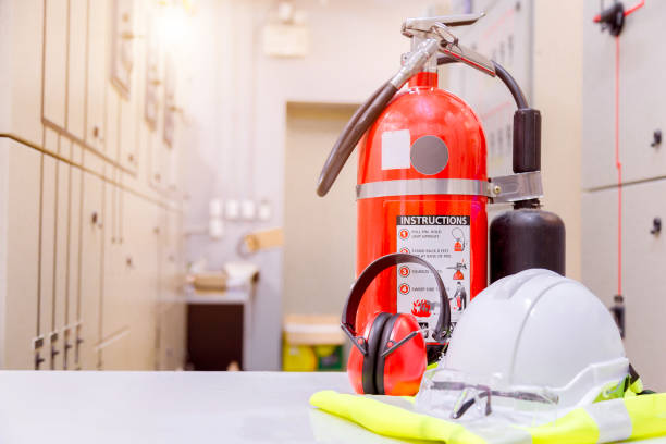 sasety extintor de incendios en sala de control. - fire extinguisher office safety protection fotografías e imágenes de stock