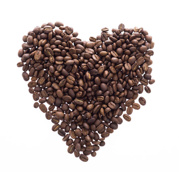 coeur de grains de café sur fond blanc - bean coffee bean heap white photos et images de collection