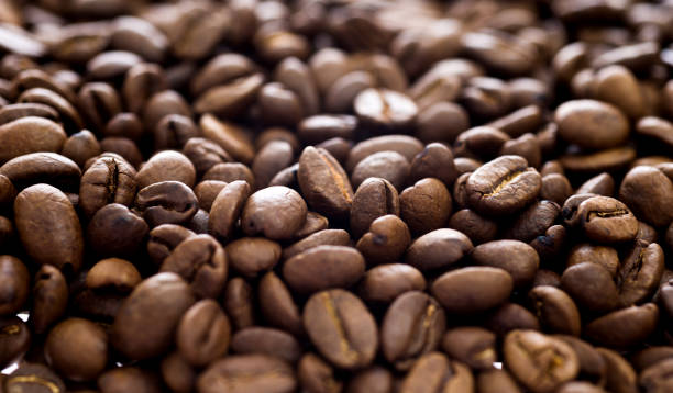 gros plan du fond de grains de café - coffee granules photos et images de collection