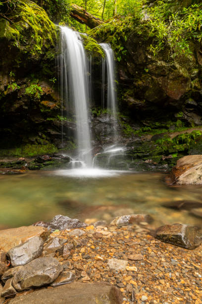 洞窟滝滝 - grotto falls ストックフォトと画像