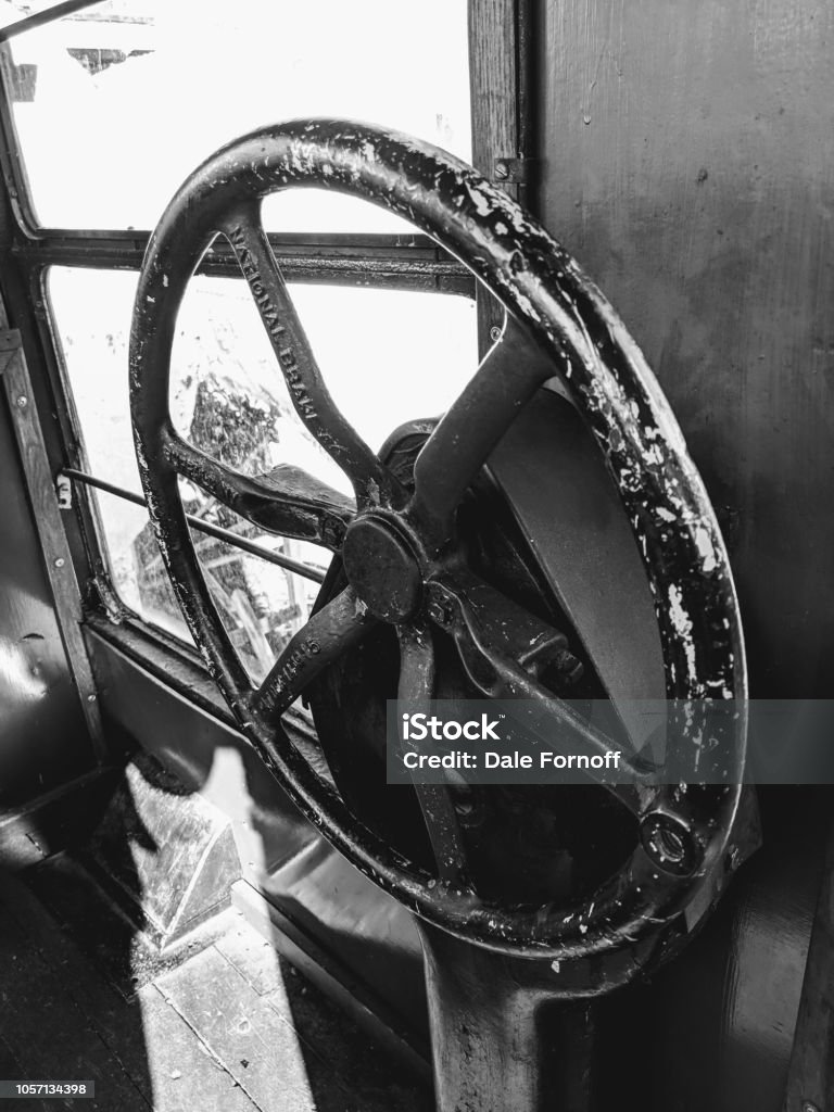 Flikkeren Statistisch Definitie Railroad Train Car Steering Wheel Stock Photo - Download Image Now -  Antique, Black And White, Close-up - iStock