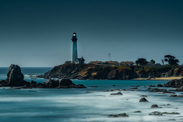 faro de punta paloma en la costa de california - pigeon point lighthouse fotografías e imágenes de stock