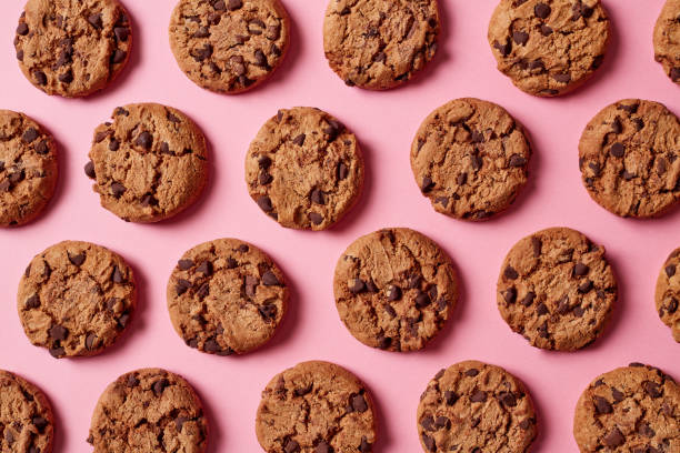 istock Fresh chocolate chip cookies pattern on pink background 1057157042