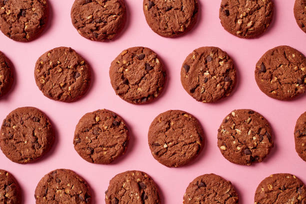 istock Fresh chocolate chip cookies pattern on pink background 1057157054