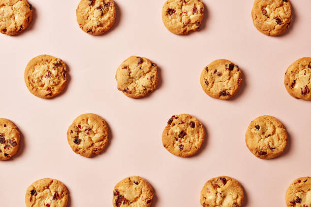 istock Fresh chocolate chip cookies pattern on pink background 1057157124