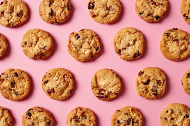 istock Fresh chocolate chip cookies pattern on pink background 1057157156