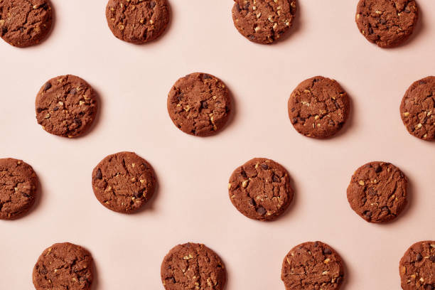 istock Fresh chocolate chip cookies pattern on pink background 1057157158