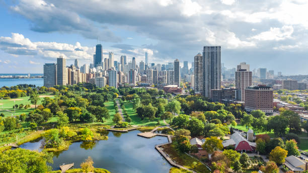 vista aerea con droni skyline di chicago dall'alto, lago michigan e città di chicago grattacieli del centro paesaggio urbano da lincoln park, illinois, usa - chicago aerial foto e immagini stock