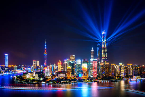 skyline de shanghai en la noche con focos - shanghai the bund china night fotografías e imágenes de stock