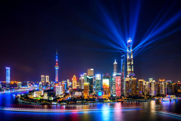 skyline di shanghai di notte con riflettori - shanghai tower foto e immagini stock