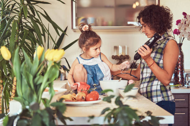 piękna hiszpańska matka uczy swoją uroczą córeczkę przygotować pizzę w kuchni. - stereotypical housewife women domestic kitchen brown hair zdjęcia i obrazy z banku zdjęć