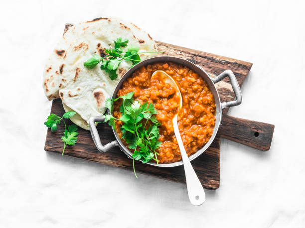 rote linsen dhal und paratha fladenbrot - gesunde vegetarische abendessen im indischen stil auf hellem hintergrund, ansicht von oben - vegetarian soup stock-fotos und bilder