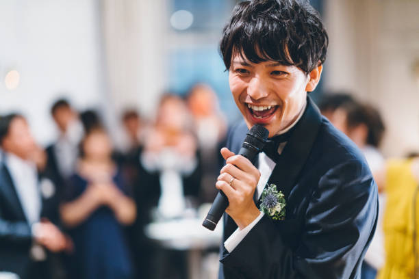 幸せそうに歌うのタキシードで若いアジア男 - 歌う ストックフォトと画像