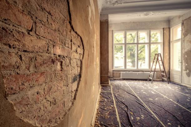 koncepcja renowacji - tynkowanie ściany w starym mieszkaniu renowacji pokoju - old paintwork obrazy zdjęcia i obrazy z banku zdjęć