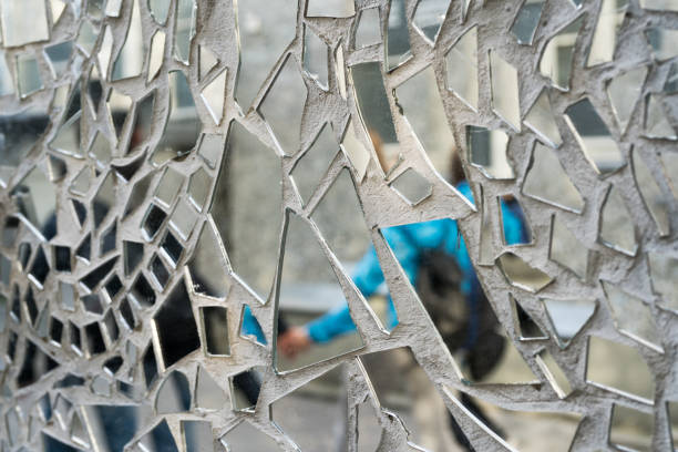 ミラー ガラス パターンの壁の破片。 - mirror broken mosaic mirrored pattern ストックフォトと画像