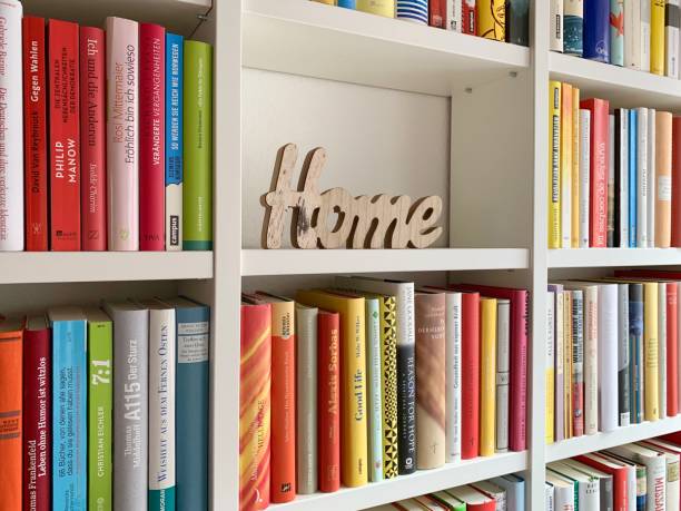 図書館の棚と 1 つの部分は単語のホームでいっぱい - book book spine library bookstore ストックフォトと画像