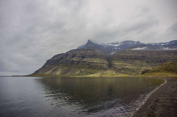 горы и океанская лагуна беруфьордур возле природного памятника тейгархорн, исландия - southeastern region фотографии стоковые фото и изображения