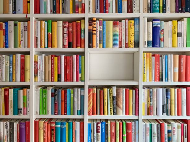 図書館の棚とその空 - book book spine shelf in a row ストックフォトと画像