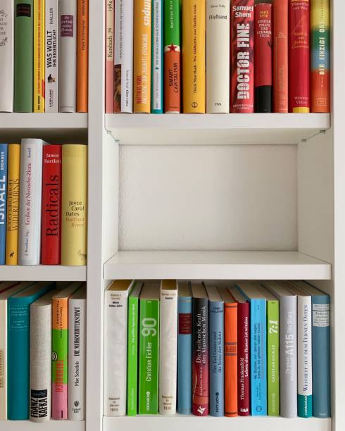 scaffali della biblioteca e una parte vuota - book book spine in a row library foto e immagini stock