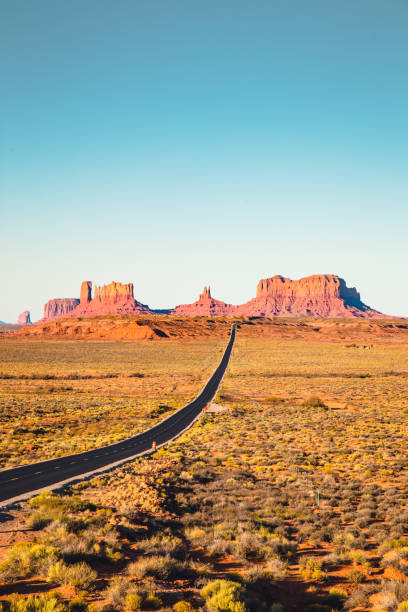 klassische autobahn blick im monument valley bei sonnenuntergang, usa - monument valley usa panoramic stock-fotos und bilder