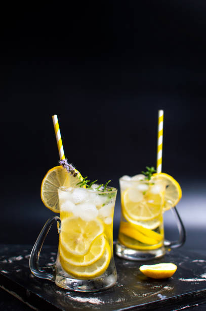 cóctel con romero en vaso de limonada - tequila reposado fotografías e imágenes de stock