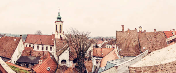 église de l’annonciation et de toits rouges, de vieilles maisons, szentendre - 11827 photos et images de collection