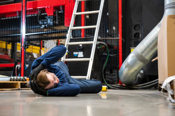 une industrielle, sécurité, sujet de fabrication.  un travailleur ayant tombé d’une échelle dans une usine. - accident physical injury falling ladder photos et images de collection