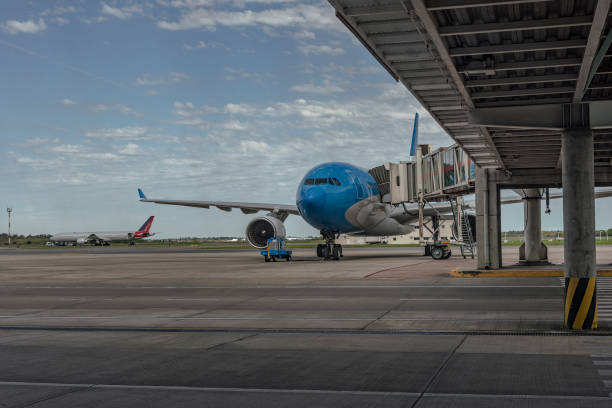 un dito dell'aeroporto in una giornata nuvolosa con due aerei - bariloche argentina business patagonia foto e immagini stock