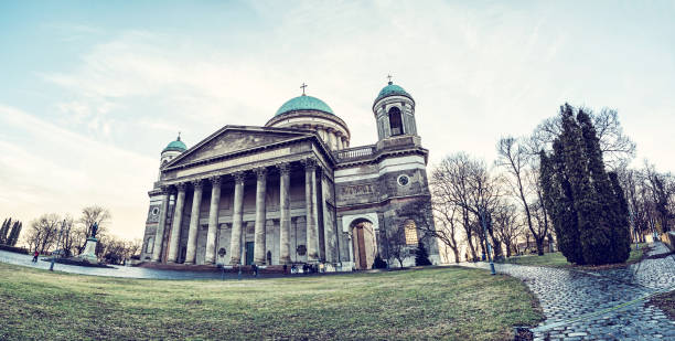 panorama-foto der schönen basilika in esztergom, ungarn - 11829 stock-fotos und bilder