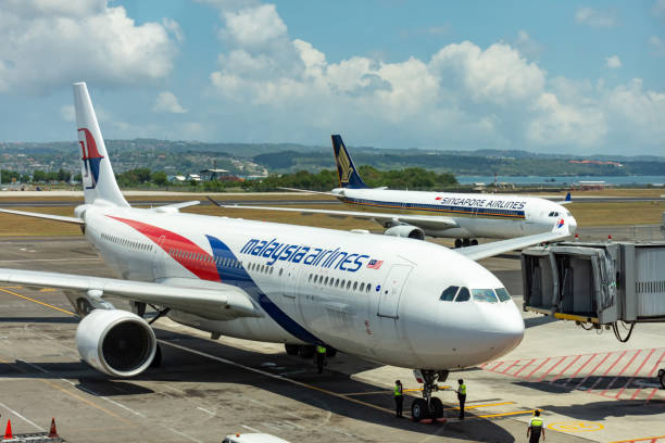 말레이시아 항공 (mas) 비행기 ngurah rai 덴파사 발리에서 활주로에 승선 - boeing boeing 747 airplane cargo container 뉴스 사진 이미지