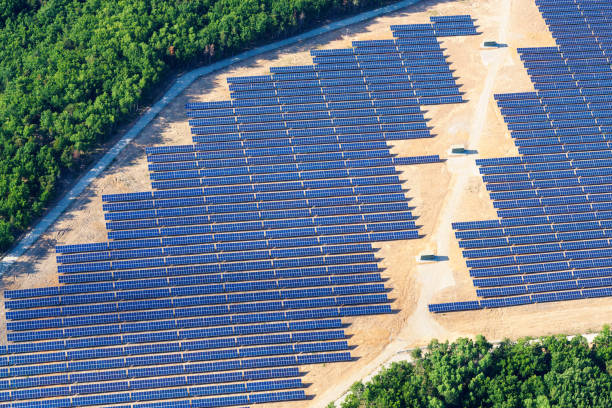 luftaufnahme einer photovoltaikanleg mit solarpanel - solarpanel fotografías e imágenes de stock