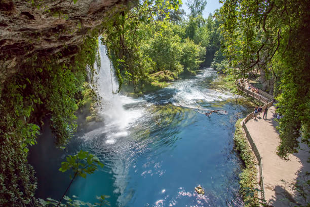 вид на водопад анталия курсунлу в турции. фото концепции путешествия. - waterfall antalya turkey forest стоковые фото и изображения