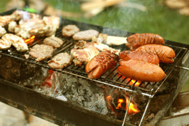 collezione barbecue: salsicce alla griglia - spit roasted barbecue grill barbecue pork foto e immagini stock