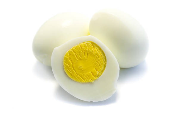 uovo sodo isolato su sfondo bianco - hard cooked egg foto e immagini stock