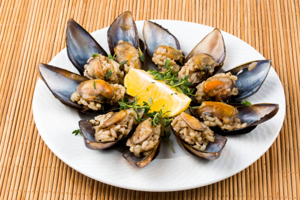 turkish style stuffed mussels (midye dolma) on the white background - dolmades imagens e fotografias de stock