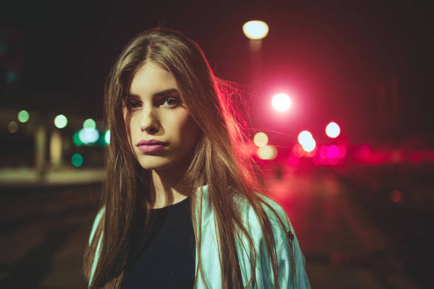 jeune femme sur la gare - rail fence photos et images de collection