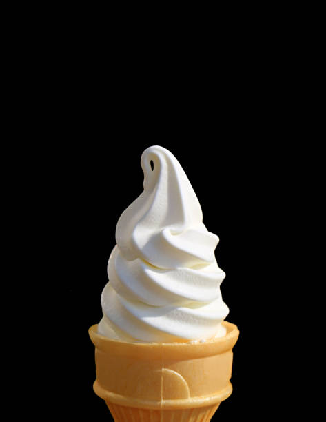 photo verticale de cornet de crème glacée molle vanille blanc pur isolé sur fond noir avec l’espace libre pour du texte ou de conception - soft serve ice cream photos et images de collection